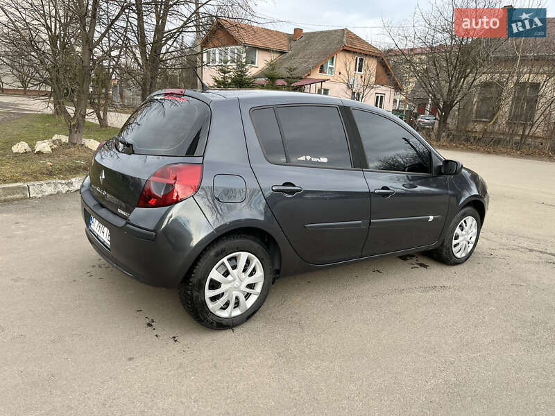 Хэтчбек Renault Clio 2006 в Калуше