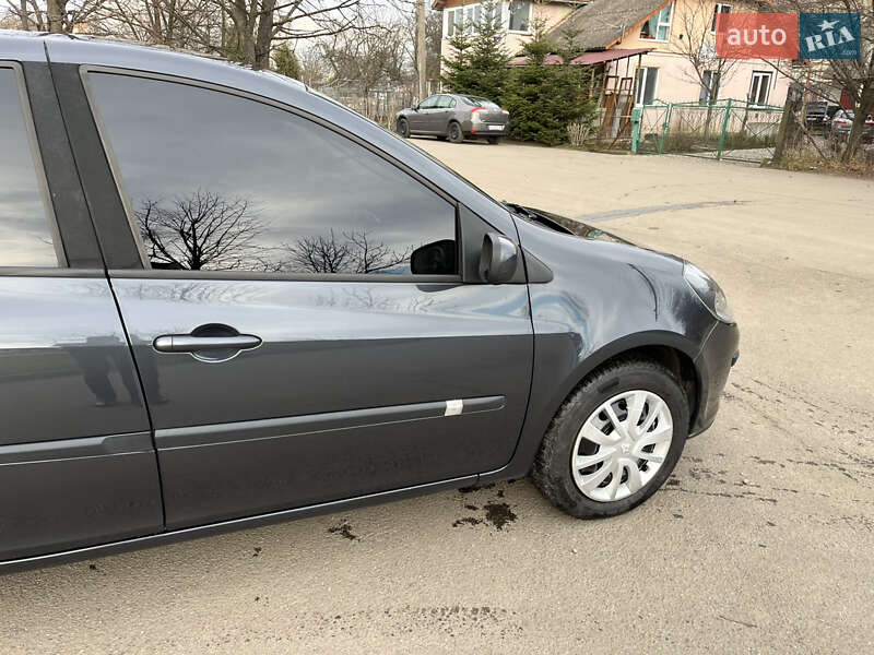 Хэтчбек Renault Clio 2006 в Калуше