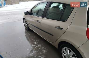 Хэтчбек Renault Clio 2007 в Нетешине