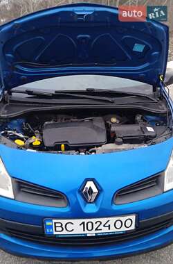 Хэтчбек Renault Clio 2005 в 