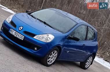 Хэтчбек Renault Clio 2005 в 