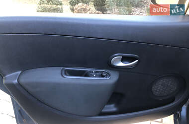 Хэтчбек Renault Clio 2011 в 
