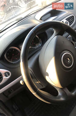 Хэтчбек Renault Clio 2011 в 