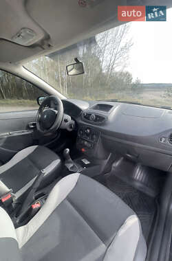 Хэтчбек Renault Clio 2011 в 