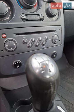 Хетчбек Renault Clio 2006 в 