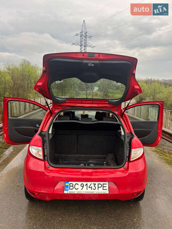 Седан Renault Clio 2010 в Дрогобыче