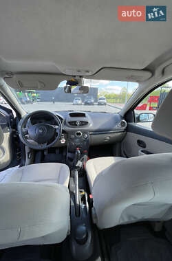 Хэтчбек Renault Clio 2006 в 