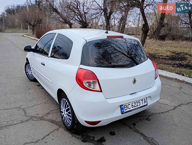 Хэтчбек Renault Clio 2011 в Каменке