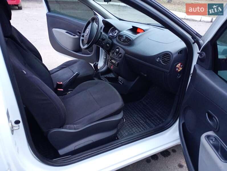 Хэтчбек Renault Clio 2011 в Каменке