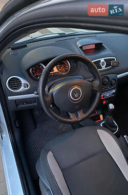 Хэтчбек Renault Clio 2011 в 