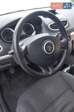 Хэтчбек Renault Clio 2006 в 