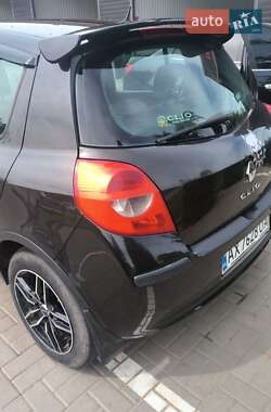 Хэтчбек Renault Clio 2006 в 
