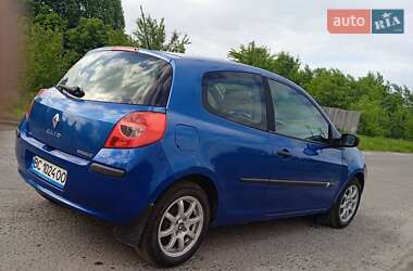Хэтчбек Renault Clio 2005 в 
