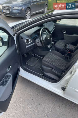 Хетчбек Renault Clio 2011 в 
