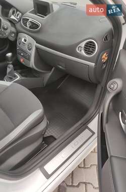 Хэтчбек Renault Clio 2011 в 
