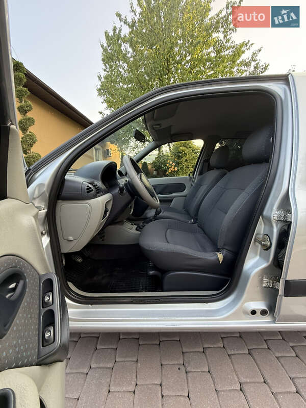Седан Renault Clio 2005 в Косове