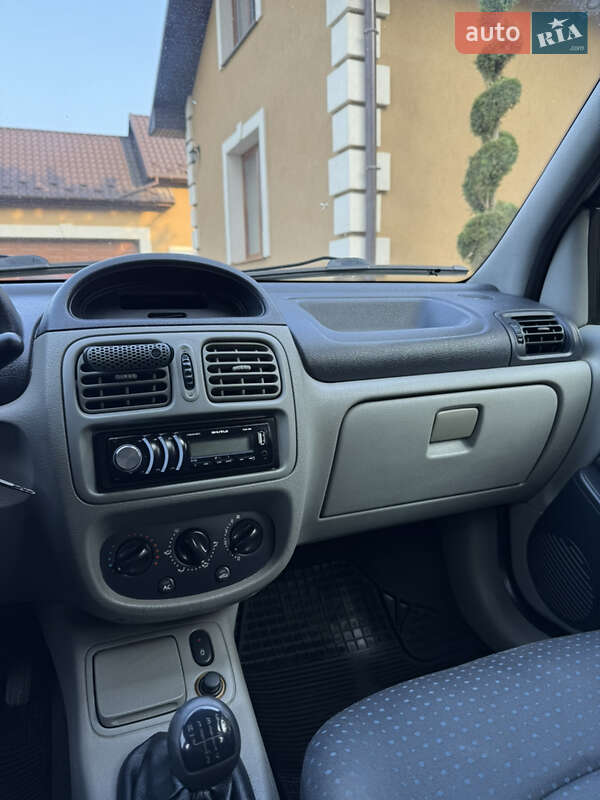 Седан Renault Clio 2005 в Косове