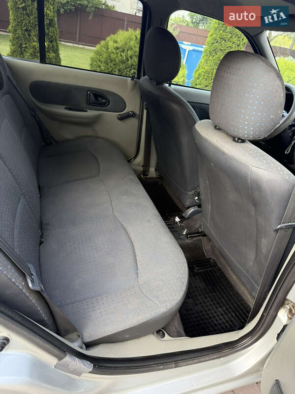 Седан Renault Clio 2005 в Косове