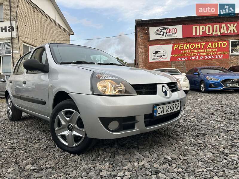 Хэтчбек Renault Clio 2010 в 