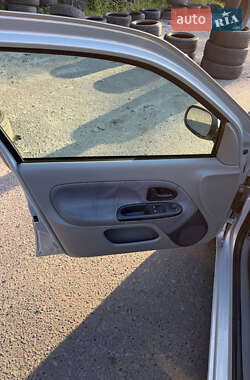 Хэтчбек Renault Clio 2002 в 