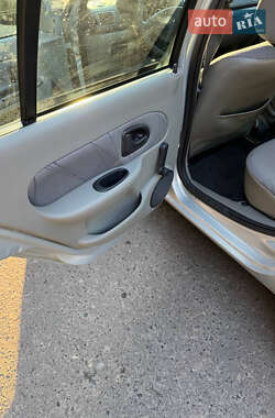 Хэтчбек Renault Clio 2002 в 