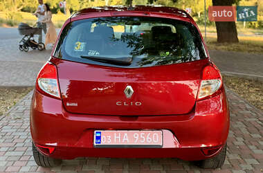 Хэтчбек Renault Clio 2010 в 