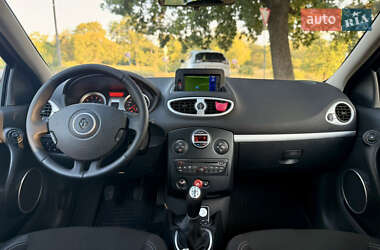 Хэтчбек Renault Clio 2010 в 