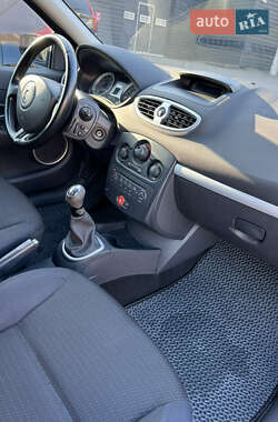 Хэтчбек Renault Clio 2005 в 