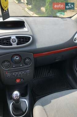 Хэтчбек Renault Clio 2007 в 