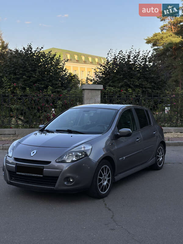Хэтчбек Renault Clio 2012 в 