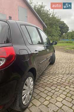 Хэтчбек Renault Clio 2011 в 