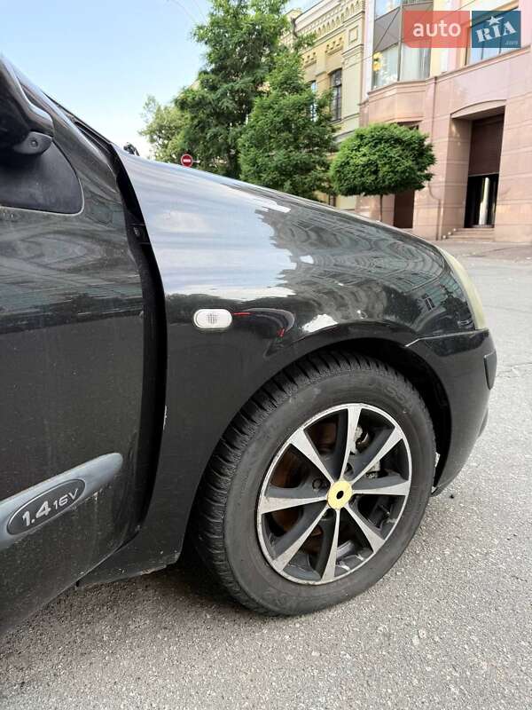 Седан Renault Clio 2006 в Киеве