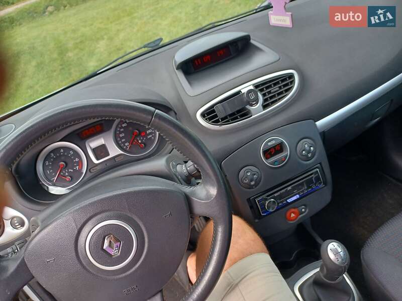 Хэтчбек Renault Clio 2006 в Нововолынске