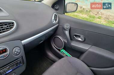 Хетчбек Renault Clio 2006 в 