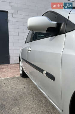Хетчбек Renault Clio 2006 в 