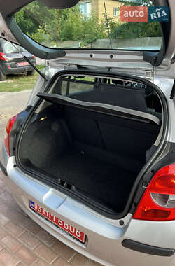 Хетчбек Renault Clio 2006 в 