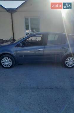 Хэтчбек Renault Clio 2006 в 