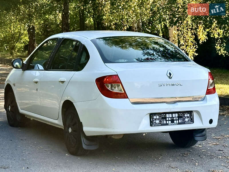 Седан Renault Clio 2012 в Ровно
