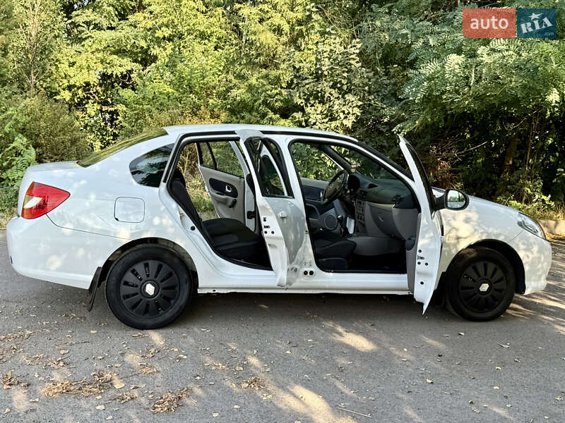 Седан Renault Clio 2012 в Ровно