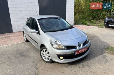 Хэтчбек Renault Clio 2006 в 