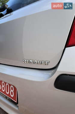 Хэтчбек Renault Clio 2006 в 