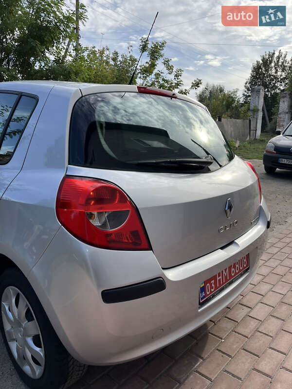Хэтчбек Renault Clio 2006 в Хороле
