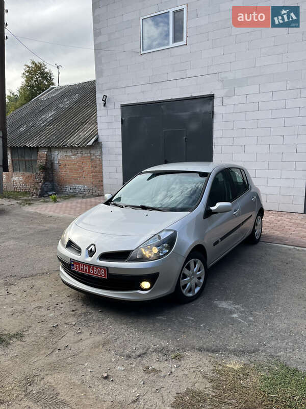 Хэтчбек Renault Clio 2006 в Хороле