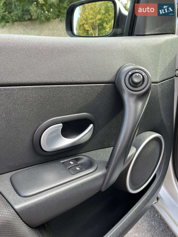 Хэтчбек Renault Clio 2006 в Хороле