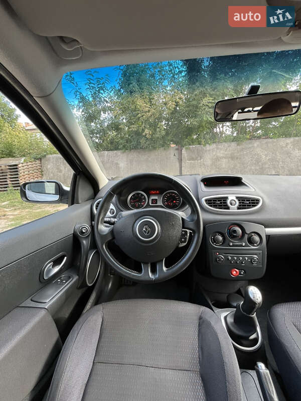 Хэтчбек Renault Clio 2006 в Хороле