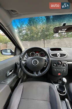 Хэтчбек Renault Clio 2006 в 