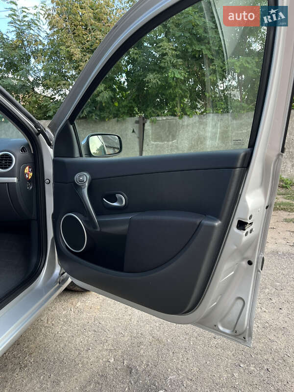 Хэтчбек Renault Clio 2006 в Хороле