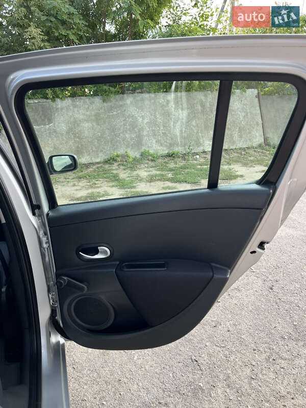 Хэтчбек Renault Clio 2006 в Хороле
