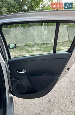 Хэтчбек Renault Clio 2006 в 