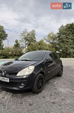 Хэтчбек Renault Clio 2006 в Сваляве
